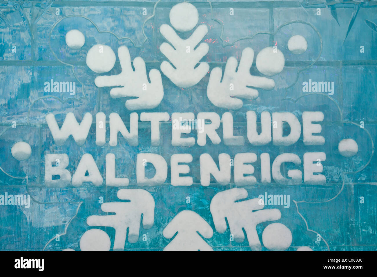 Bal de Neige le bal de sculpture de glace. Un mur de glace avec le logo de l'emblématique festival Ottawa célébration gravé dans la neige Banque D'Images