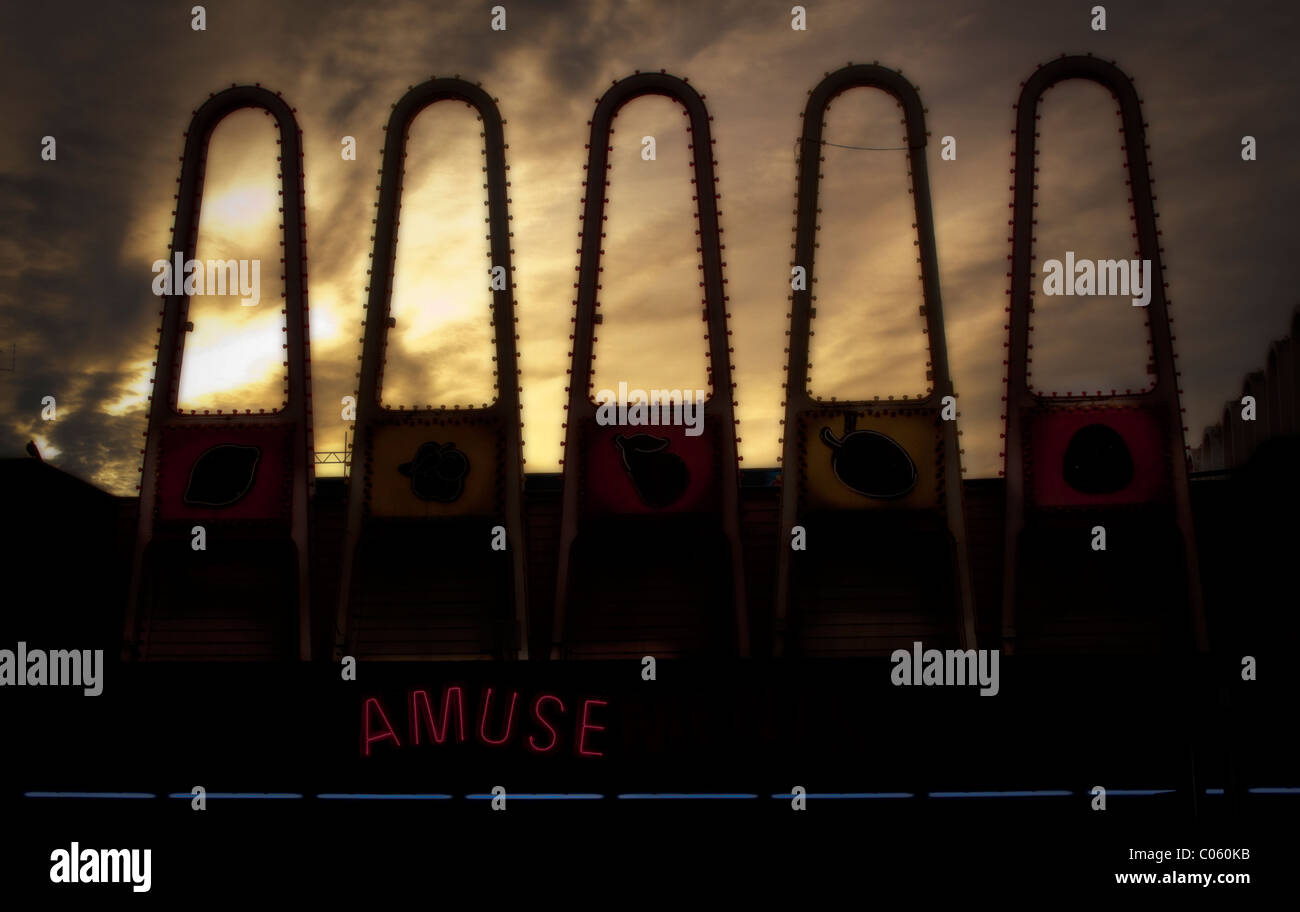 Résumé arches dentelée avec néon Amuse sign Banque D'Images