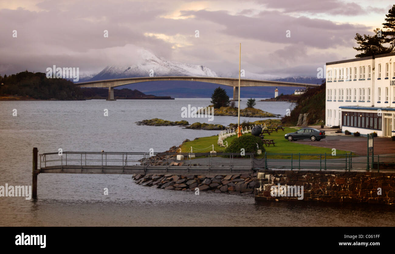 Vue sur le pont de Skye forme Kyle of Lochalsh Banque D'Images