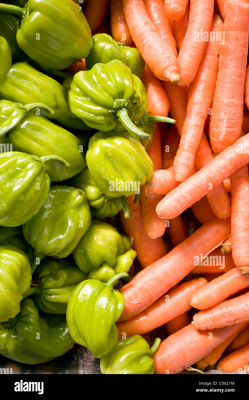 Les carottes et les petits poivrons verts dans un marché en Turquie Banque D'Images