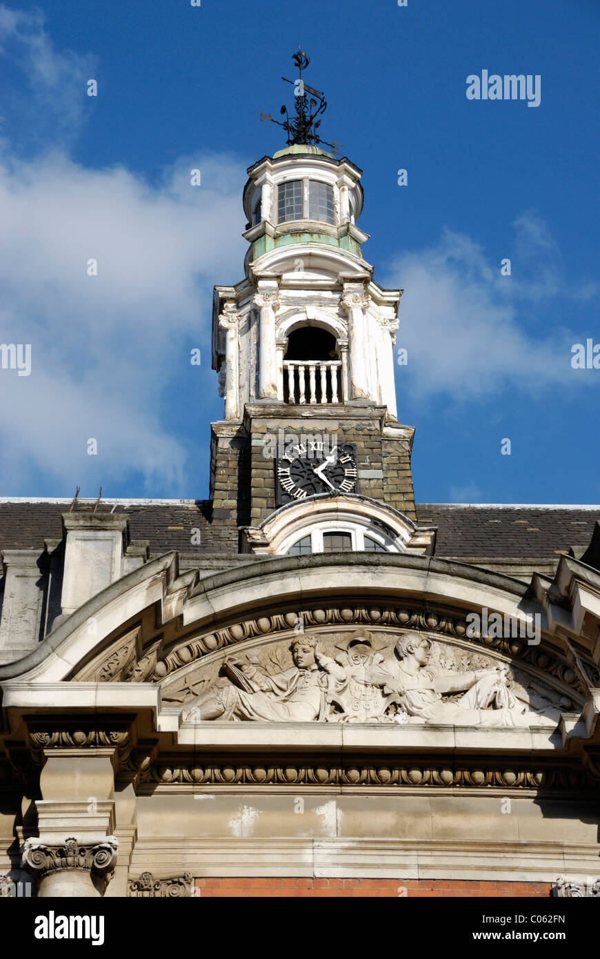Tour de l'horloge sur l'ancienne école de grammaire d'Olave St bâtiment dans La Reine Elizabeth Street, Londres, Angleterre Banque D'Images