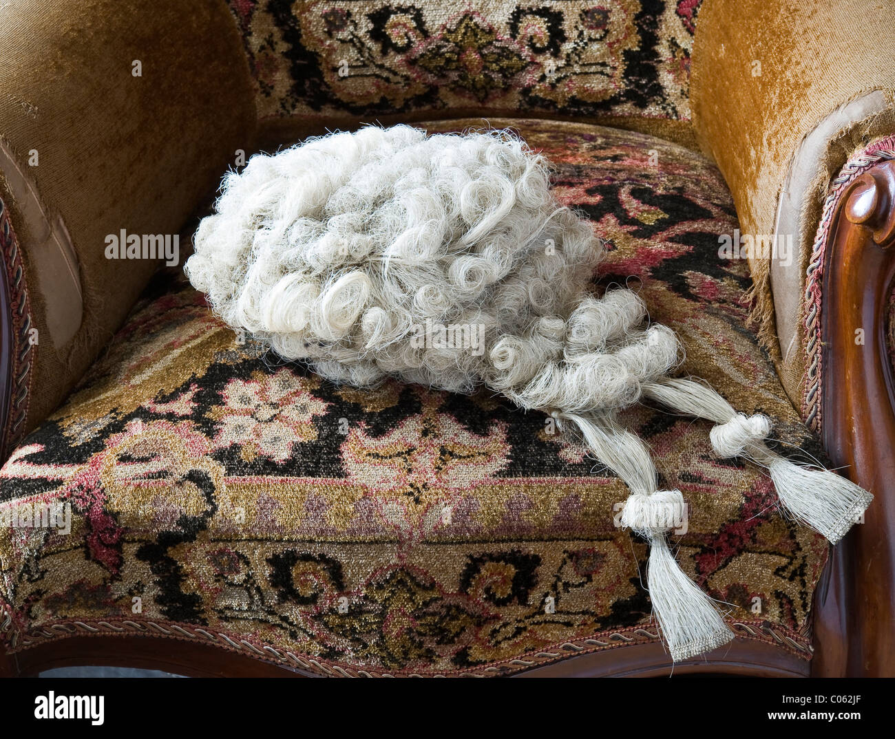 Perruque d'un avocat sur un ancien fauteuil au Judge's Lodging, Presteigne, Powys, Royaume-Uni, un musée primé de la vie victorienne Banque D'Images