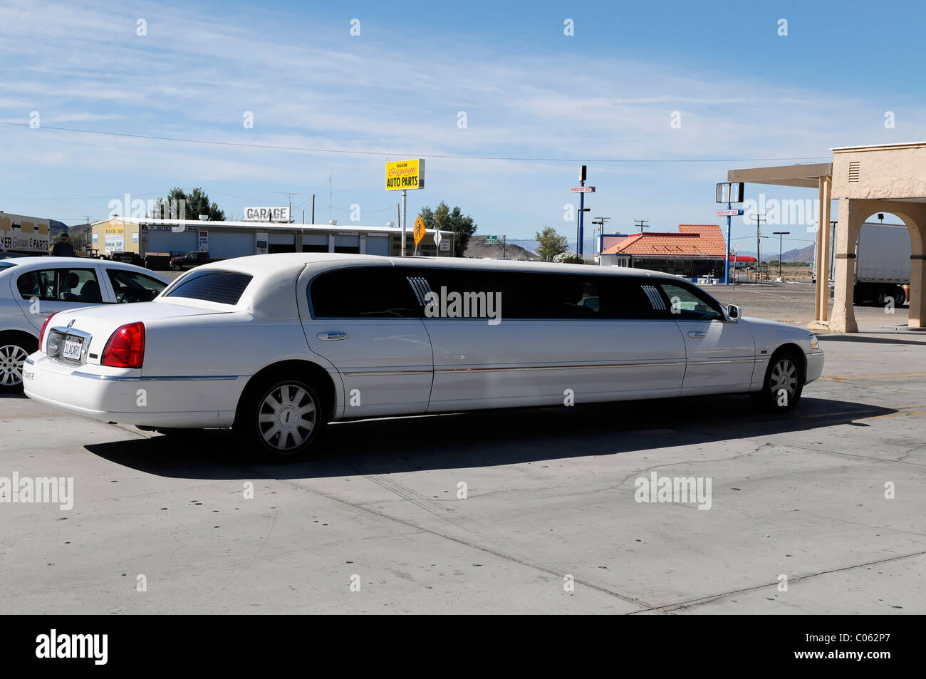 LNS série Stretch Limousine, station-service, la plus proche station, CALIFORNIE, ÉTATS UNIS, Amérique du Nord Banque D'Images