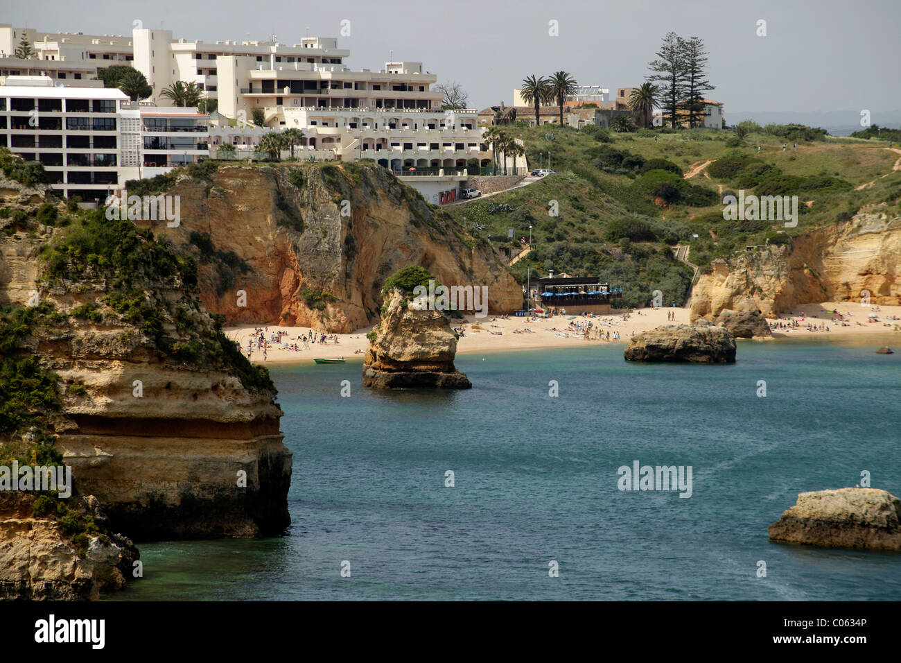 Équipements de l'hôtel à la plage de Praia Dona Ana, Lagos, Algarve, Portugal, Europe Banque D'Images