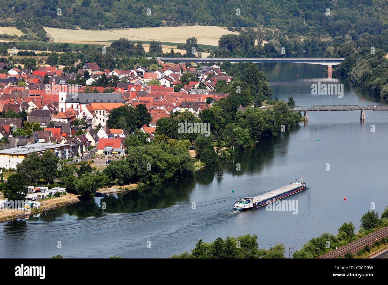 La rivière principale avec la ville de Zellingen, vue d'Benediktusberg, Mainfranken, Lower Franconia, Franconia, Bavaria Banque D'Images