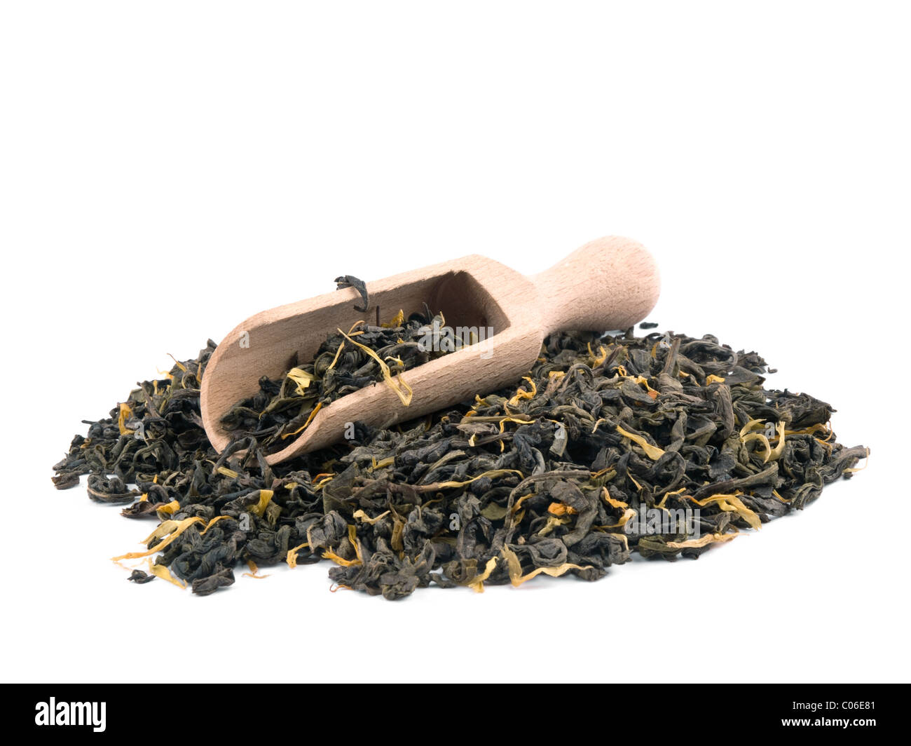 Feuilles de thé vert aromatique avec une pelle en bois et pétales de souci sur fond blanc Banque D'Images