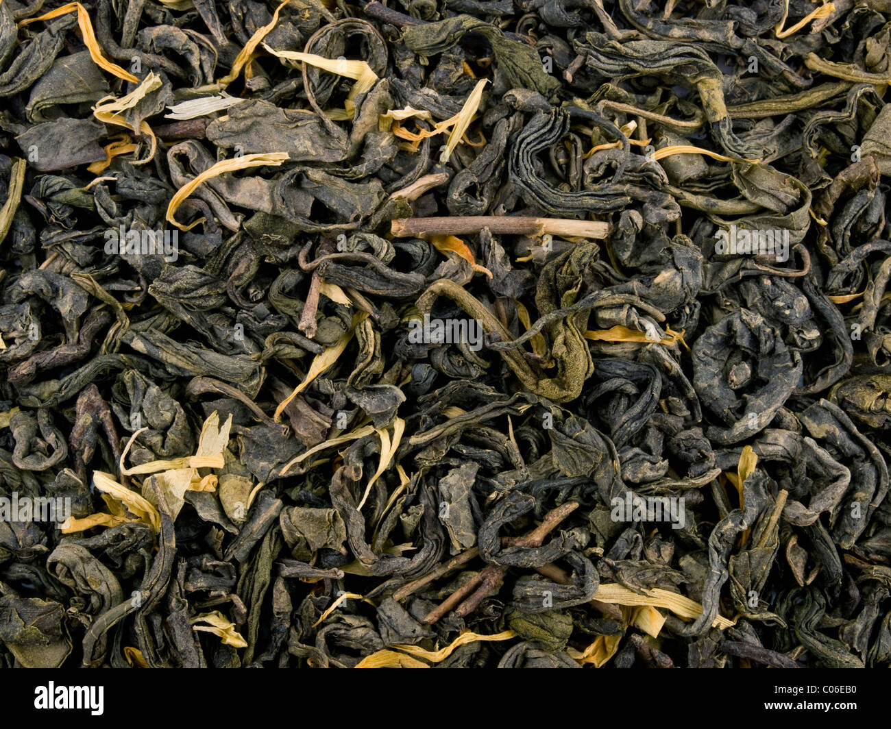 Feuilles de thé vert aromatique avec des pétales de souci Banque D'Images
