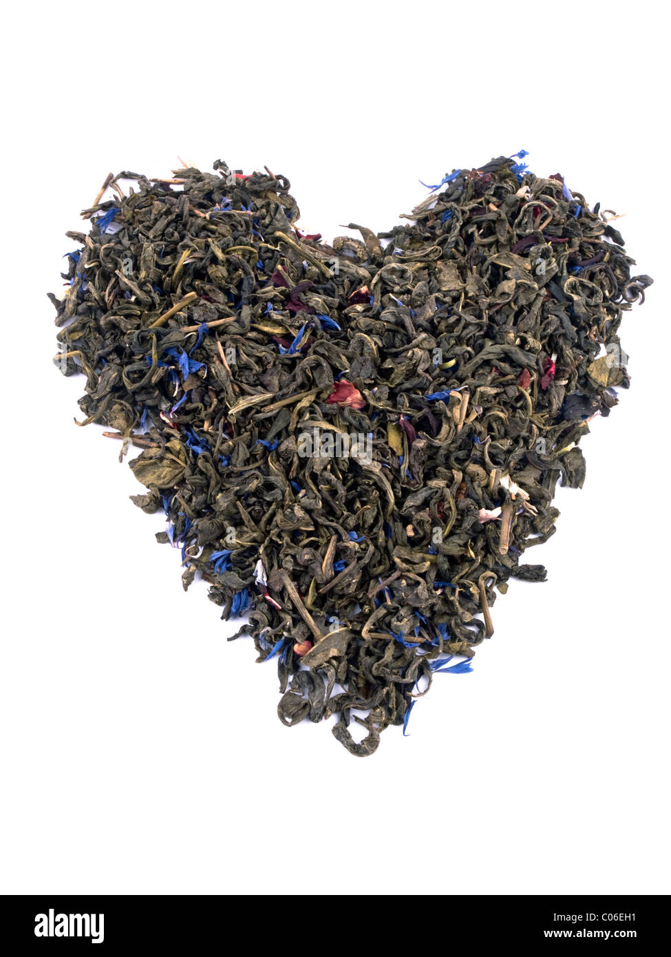 Feuilles de thé vert aromatiques avec des pétales de bleuet et d'hibiscus formé le cœur sur fond blanc Banque D'Images