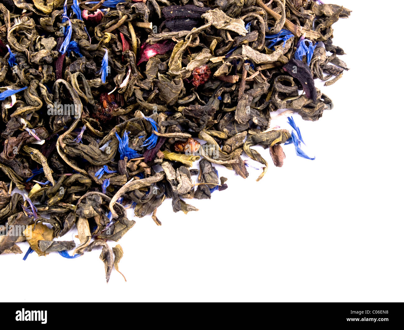Photo gros plan de feuilles de thé vert aromatiques d'hibiscus et de pétales de bleuet sur fond blanc Banque D'Images