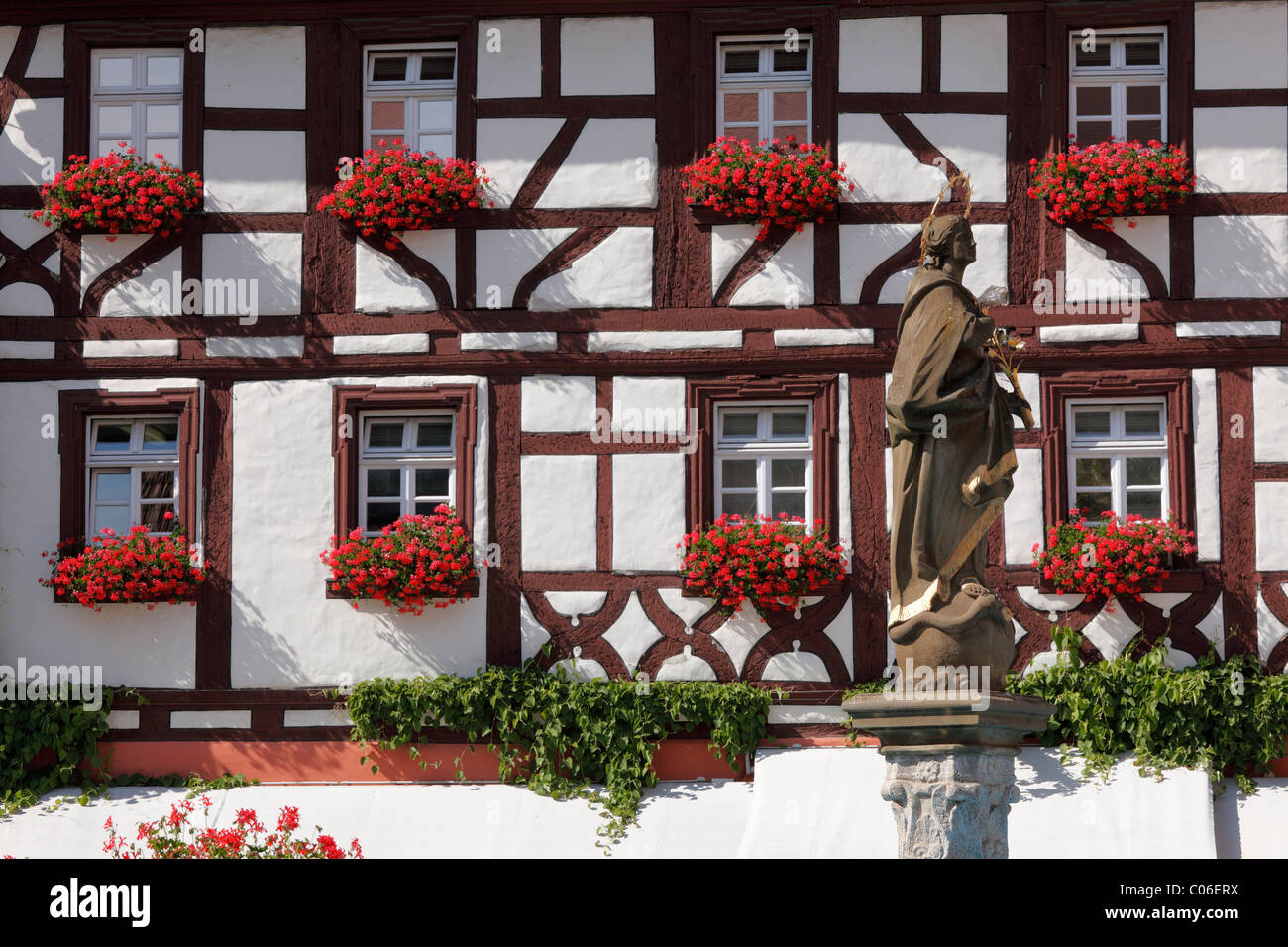 Hôtel à colombages Behringer et Maria Immaculata à partir de la place du marché, fontaine, Volkach, Mainfranken, Lower Franconia Banque D'Images