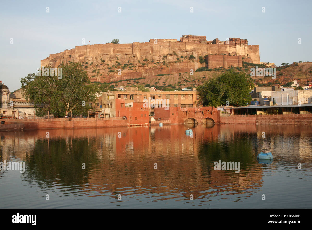 Mehrangarh Fort au-dessus de la ville de Jodphur, Rajasthan, Inde Banque D'Images