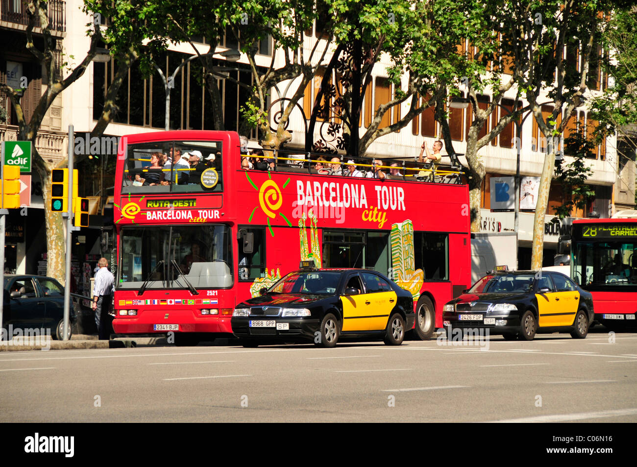 Bus touristique sur le Passeig de Gracia, une avenue à Barcelone, Espagne, Péninsule ibérique, Europe Banque D'Images