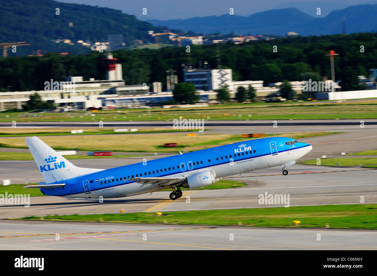 Boeing 737-400 de KLM au cours du décollage, de l'aéroport de Zurich, en Suisse, en Europe Banque D'Images