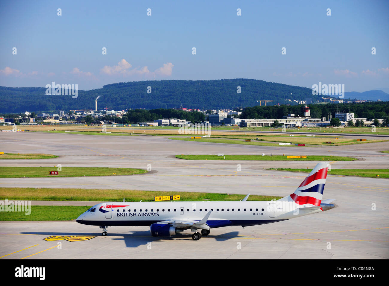 L'Embraer 190 de British Airways à l'aéroport de Zurich, Suisse, Europe Banque D'Images