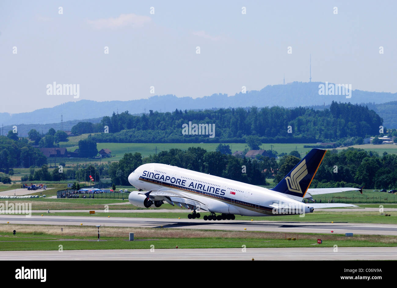 Airbus 380 de Singapore Airlines au cours du décollage, de l'aéroport de Zurich, en Suisse, en Europe Banque D'Images