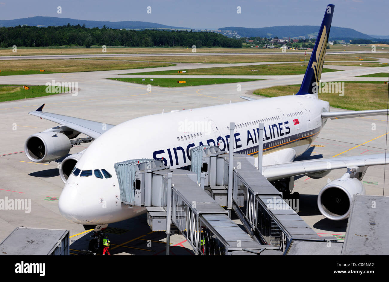 À la porte d'Airbus 380, l'aéroport de Zurich, Switzerland, Europe Banque D'Images