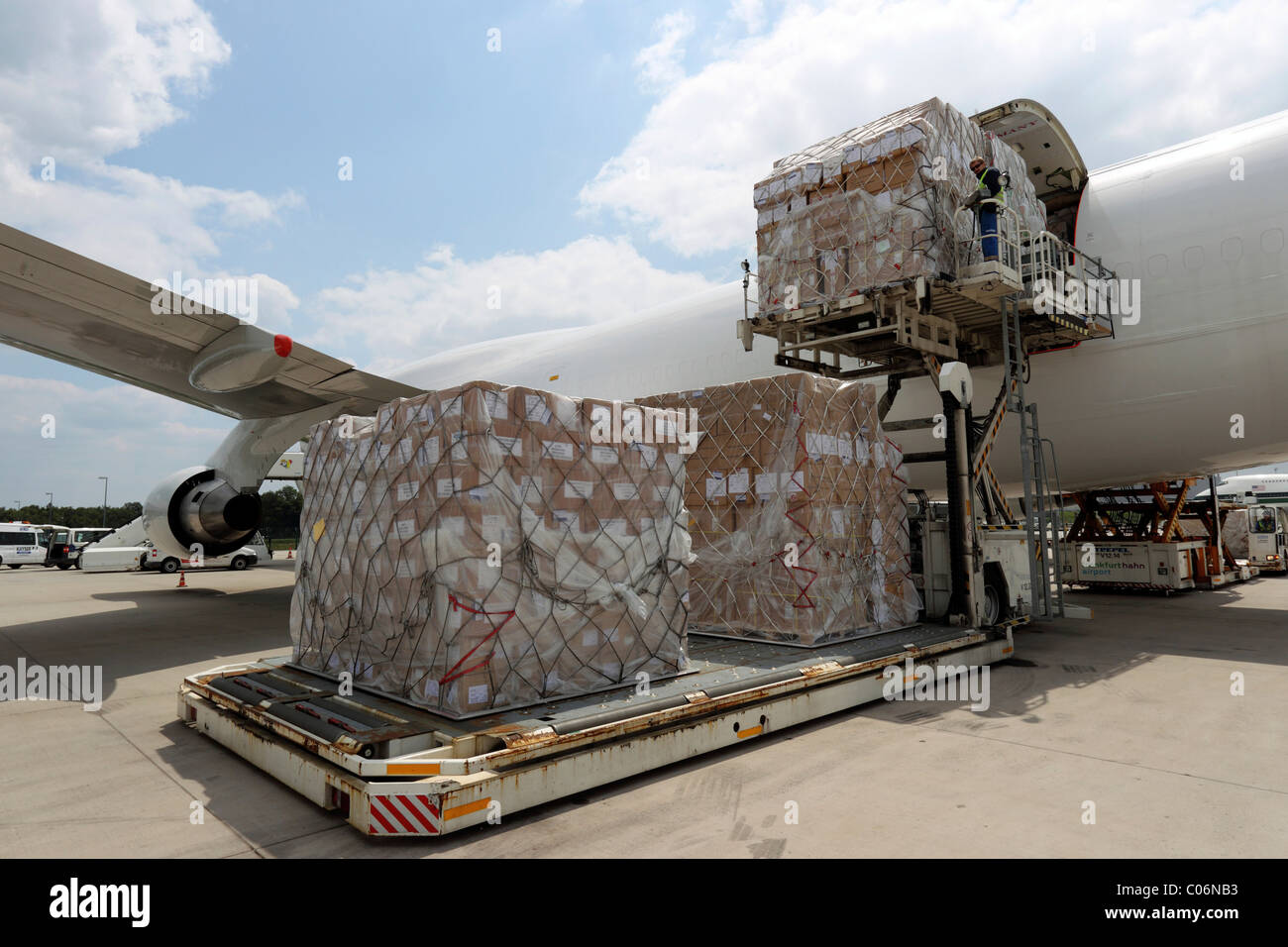 La manutention des marchandises dans la zone de fret de l'aéroport de l'aéroport de Frankfurt-Hahn, Lautzenhausen, Rhénanie-Palatinat Banque D'Images