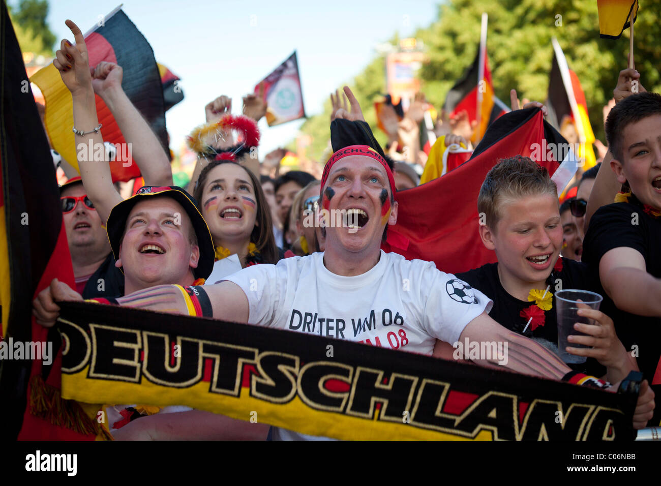 Fans cheering at les 8 dernier match de la Coupe du Monde de Football 2010 sur le mile ventilateur de Berlin, Berlin, Germany, Europe Banque D'Images