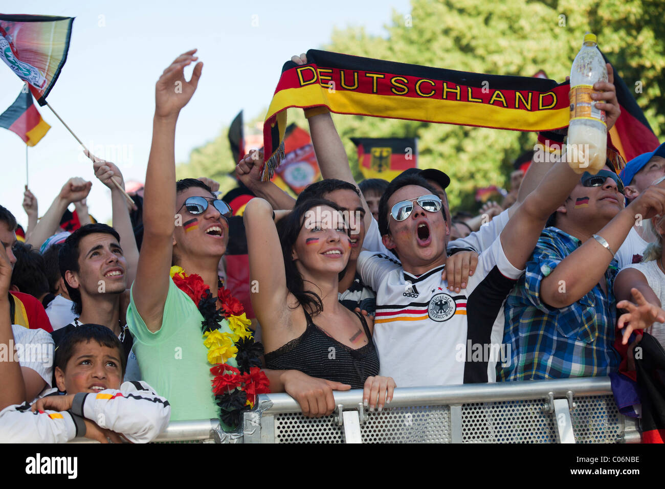 Fans cheering at les 8 dernier match de la Coupe du Monde de Football 2010 sur le mile ventilateur de Berlin, Berlin, Germany, Europe Banque D'Images