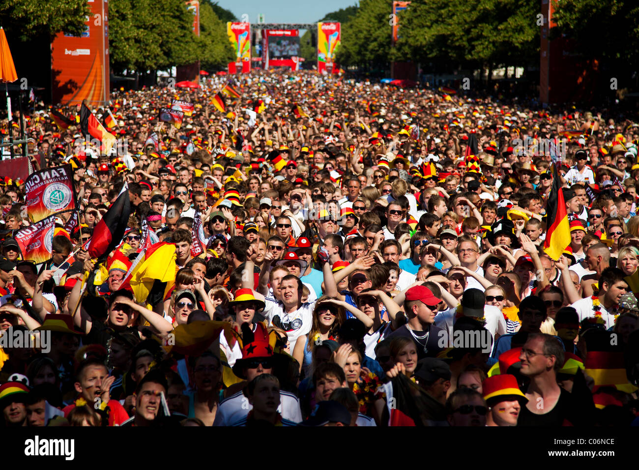 Fans aux huit match final de la Coupe du Monde de Football 2010 sur le mile ventilateur de Berlin, Berlin, Germany, Europe Banque D'Images