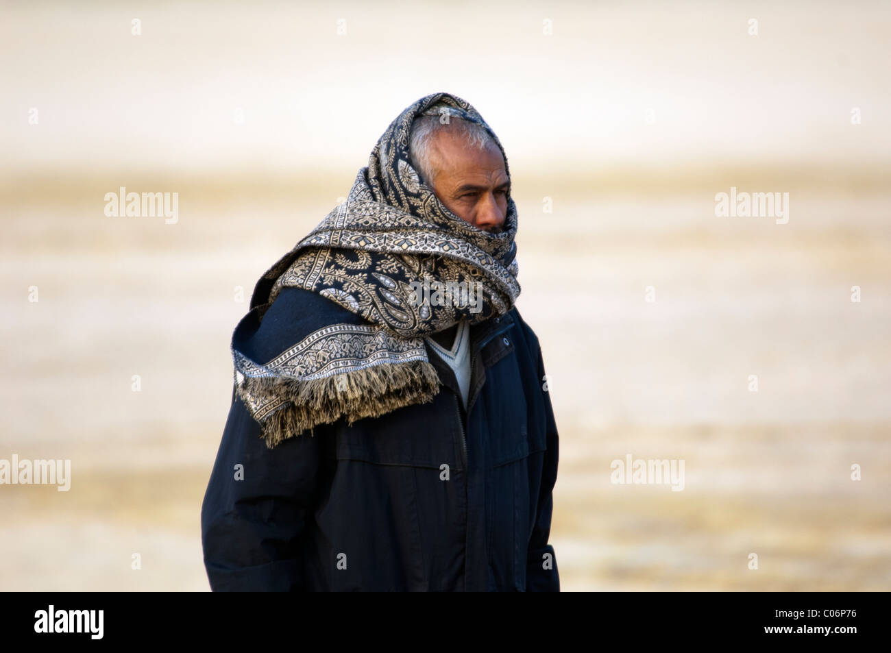 L'Homme égyptien couvert de foulard pour se protéger du froid Photo Stock -  Alamy