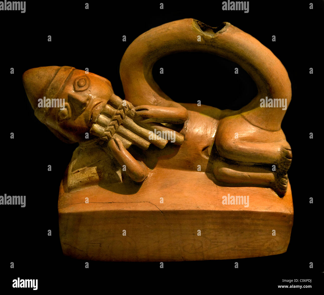 1400 AD 1100 Chimu Pérou musicien péruvien jouant la flûte de pan Banque D'Images