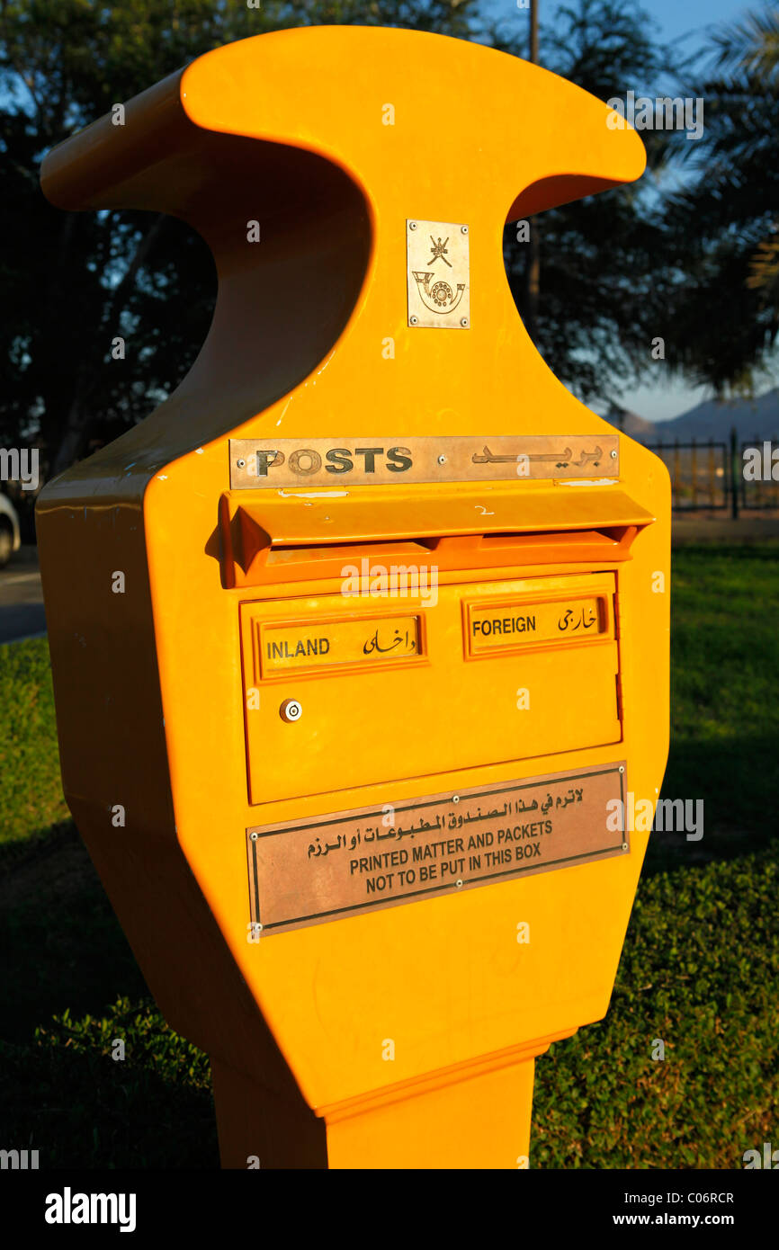 Un Omanais jaune postbox. Banque D'Images
