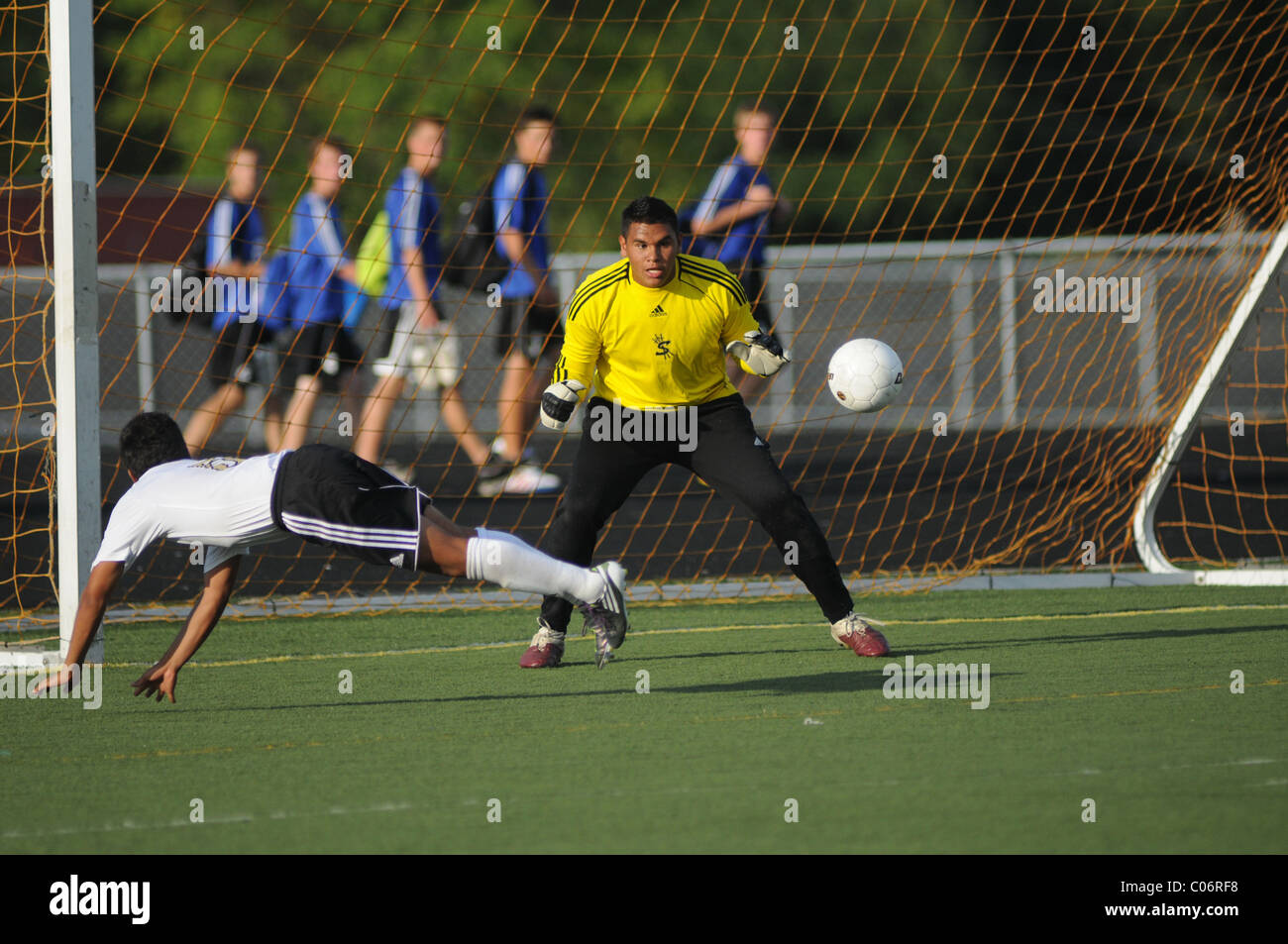 Gardien conserve sa vision sur la balle qu'il se déplacerait pour enregistrer lors d'un match de soccer. USA. Banque D'Images