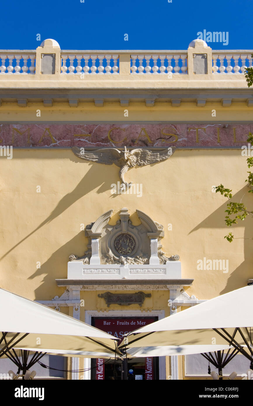 Cinéma Castillet (détail), Perpignan, France, automne 2010, voyage, couleur, couleur, ciel bleu, crème, jaune, blanc, canopy, café, Banque D'Images Cinéma Castillet (détail), Perpignan, France, automne 2010, voyage, couleur, couleur, ciel bleu, crème, jaune, blanc, canopy, café, Banque D'Images