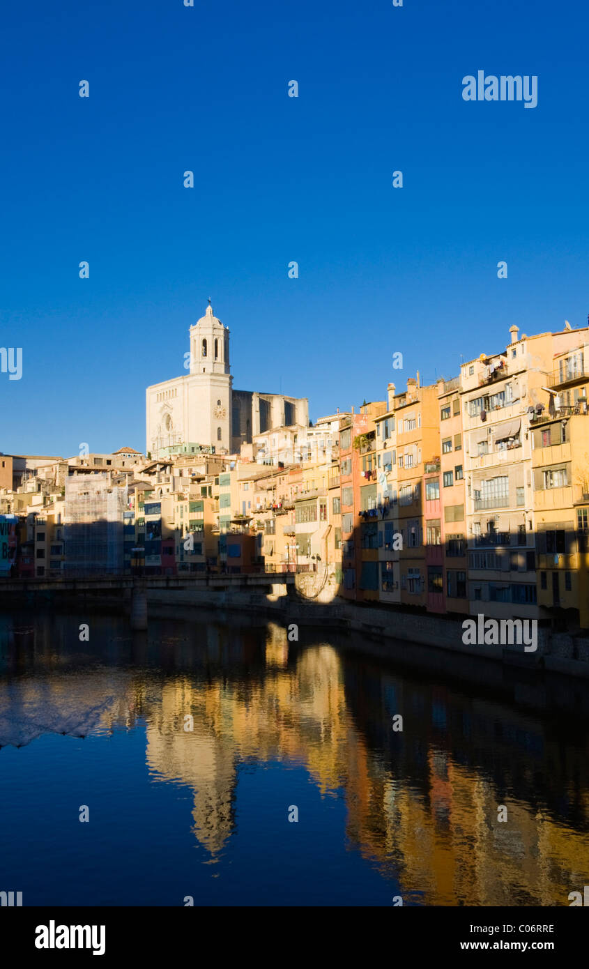 Vue en aval du pont de l'Onyar Ria de les Peixateries (Catedral en distance), Gérone, Espagne, Automne 2010 Banque D'Images