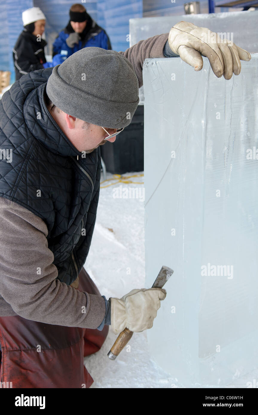 Des équipes de sculpteurs sur glace professionnel travailler ensemble à construire des sculptures de glace massive basée sur le thème "Yin et Yang" au bal. Banque D'Images