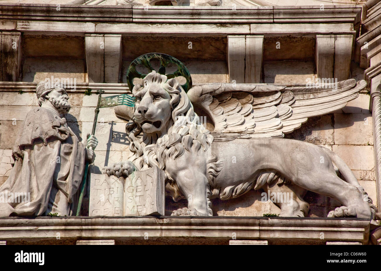 La lion ailé symbole de Venise, scuplture Statues Frise Venise Italie Banque D'Images