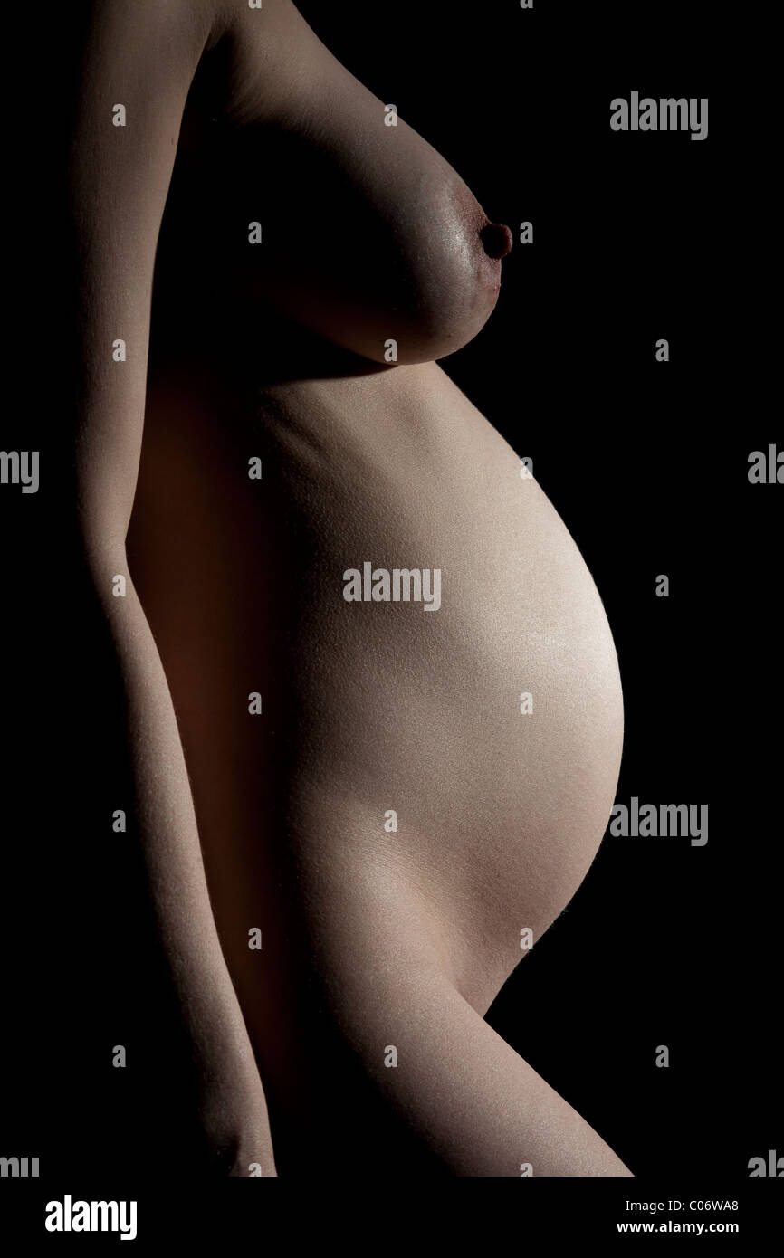 Naked pregnant caucasian 6 - 7 mois (26 semaines). Banque D'Images