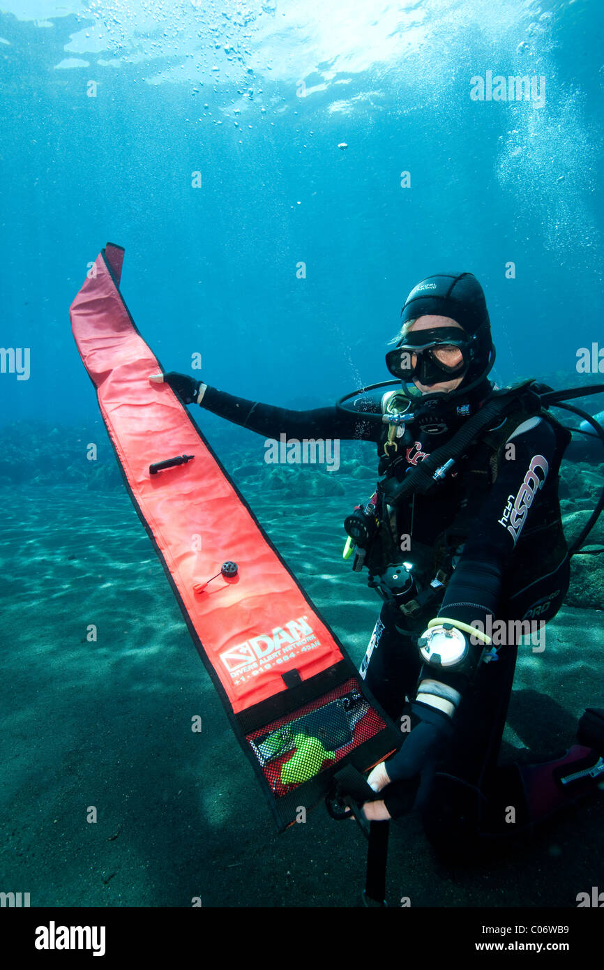 La sécurité des plongeurs déploie la saucisse, ou bouée de surface. Banque D'Images