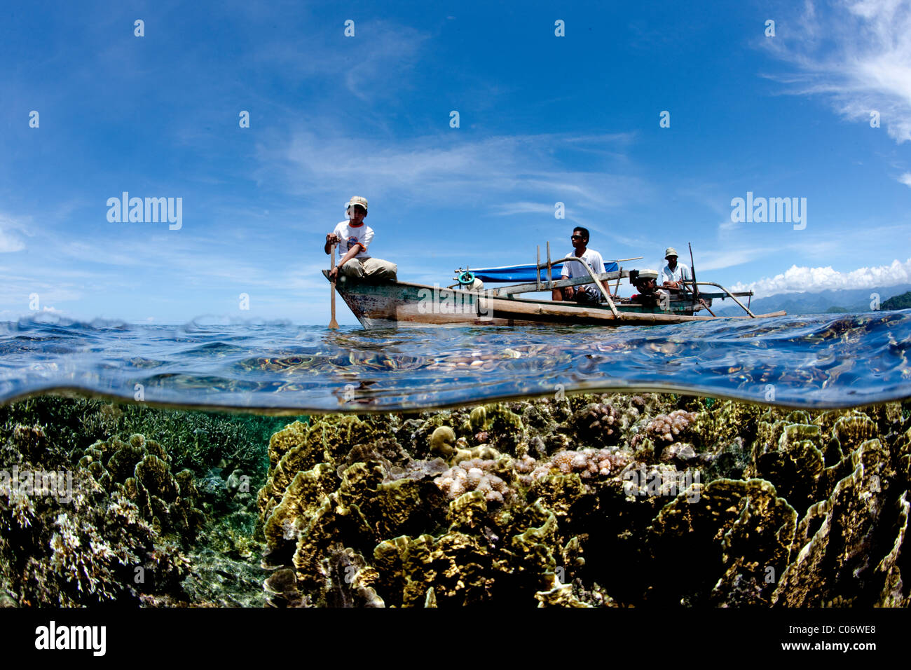 Les pêcheurs indonésiens dans la yole Banque D'Images