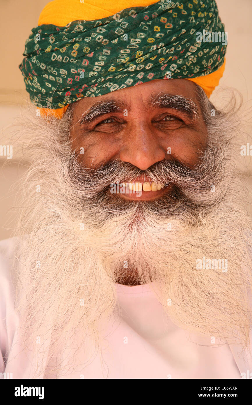 Beau, coloré smiling Indian man à Meherangarh Fort, Jodphur, Rajasthan Banque D'Images