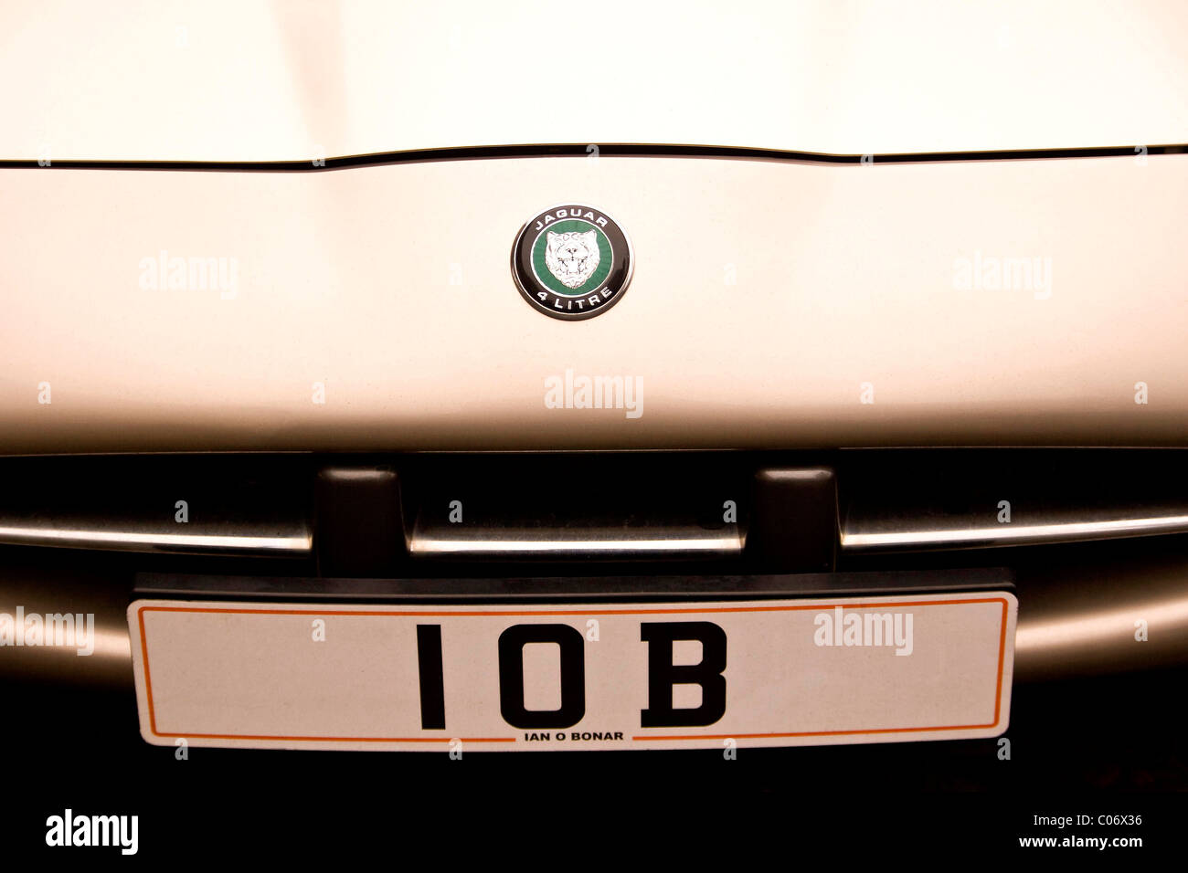 La plaque de numéro personnalisé sur une voiture Jaguar britannique appartenant à un homme d'affaires à Dundee, Royaume-Uni Banque D'Images