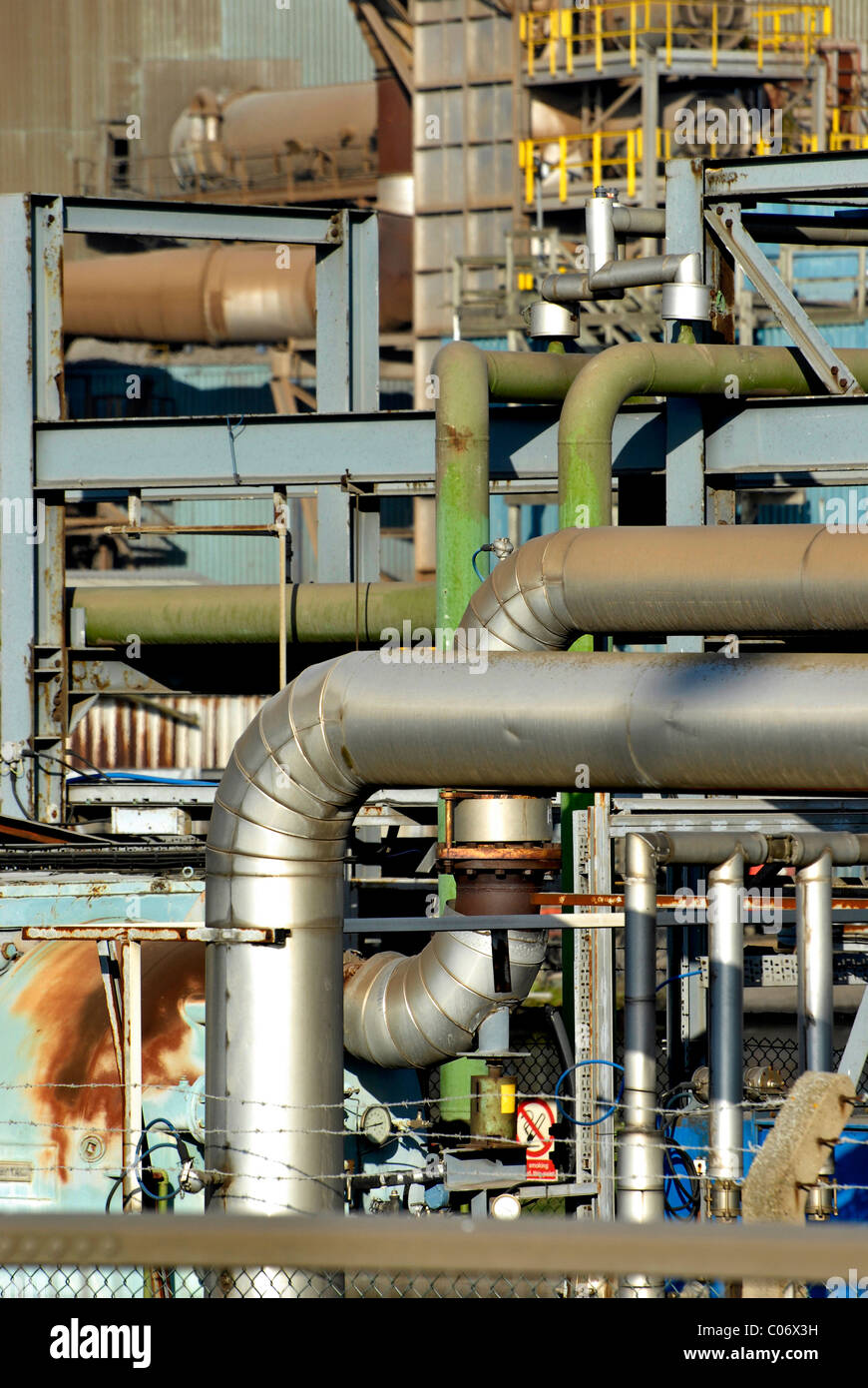 Pipes & desservant près de l'aciérie à Sheerness sur l'île de Sheppey dans le Kent en Angleterre Banque D'Images