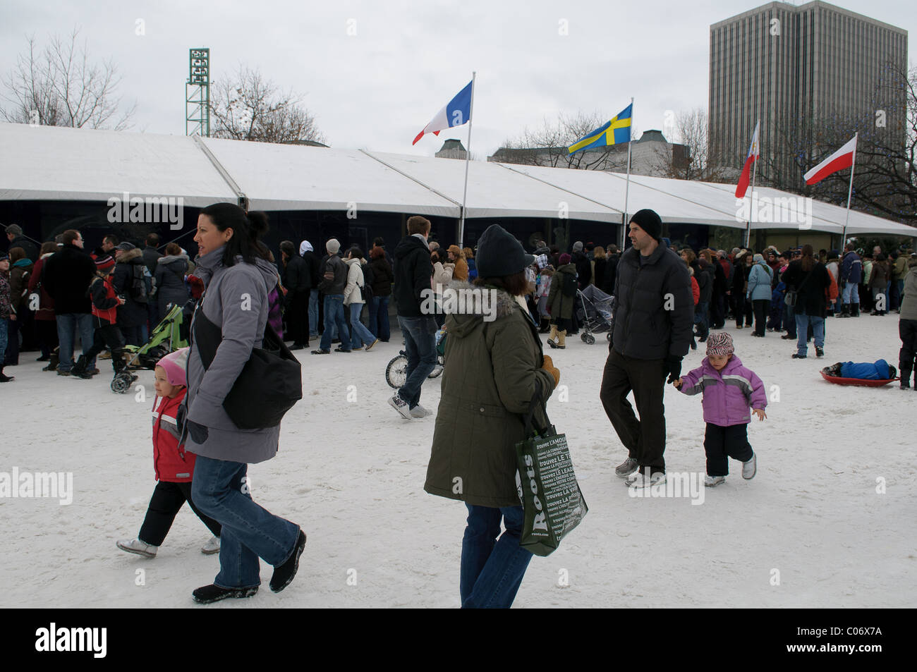 Les badauds regarder les sculpteurs sur glace au parc de la Confédération pendant le premier week-end de festivités du Bal de Neige à Ottawa. Banque D'Images