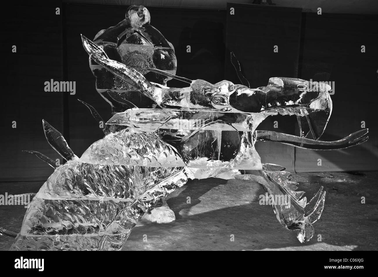 Des équipes de sculpteurs sur glace professionnel travailler ensemble à construire des sculptures de glace massive basée sur le thème "Yin et Yang" au bal. Banque D'Images