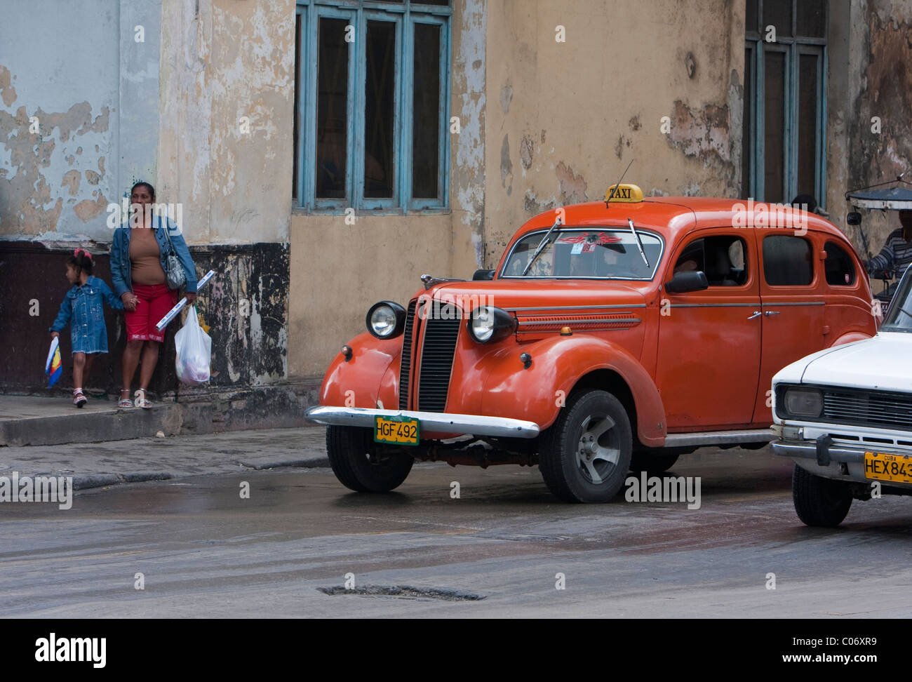 Cuba, La Havane. Vieille voiture américaine utilisé en tant que taxi. Banque D'Images
