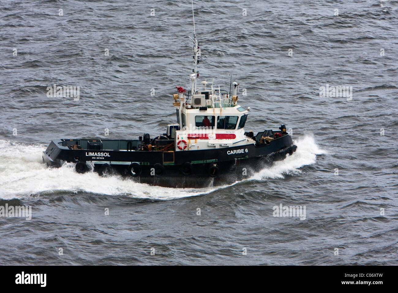 Cuba, La Havane. Tug Boat à l'entrée pour le port de La Havane. Banque D'Images