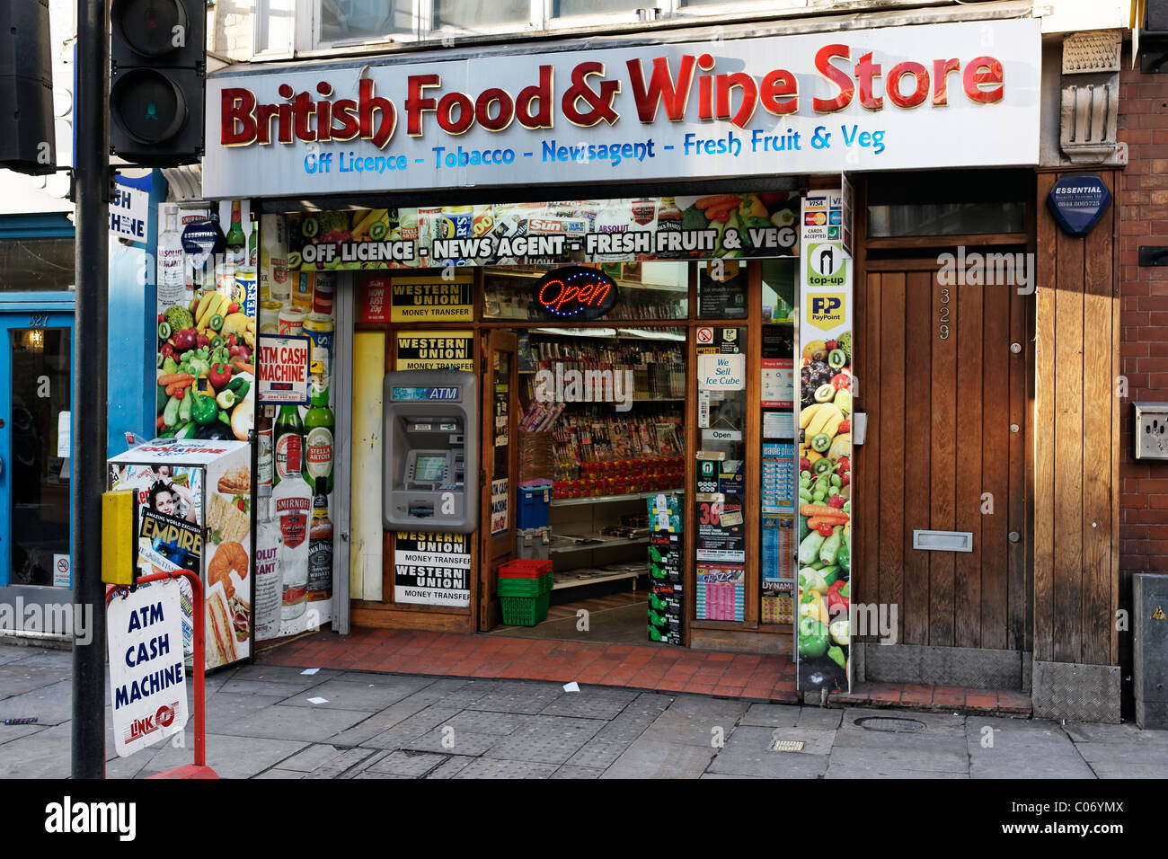 Magasin d'alimentation britannique dans Old Street, Londres Banque D'Images