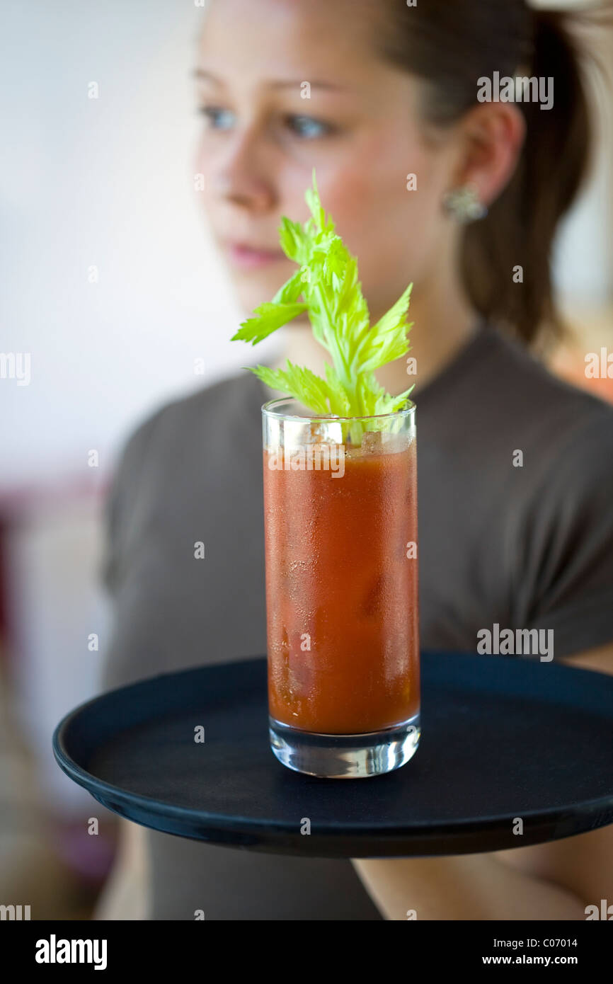 Serveuse de cocktail avec Bloody Mary Banque D'Images