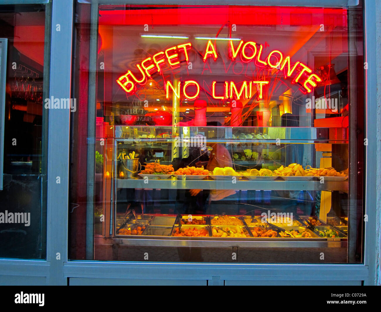 Paris, France, un restaurant chinois, Boutique/All-You Can-Eat Fenêtre-Buffet, Neon Sign "Pas de limite" Banque D'Images