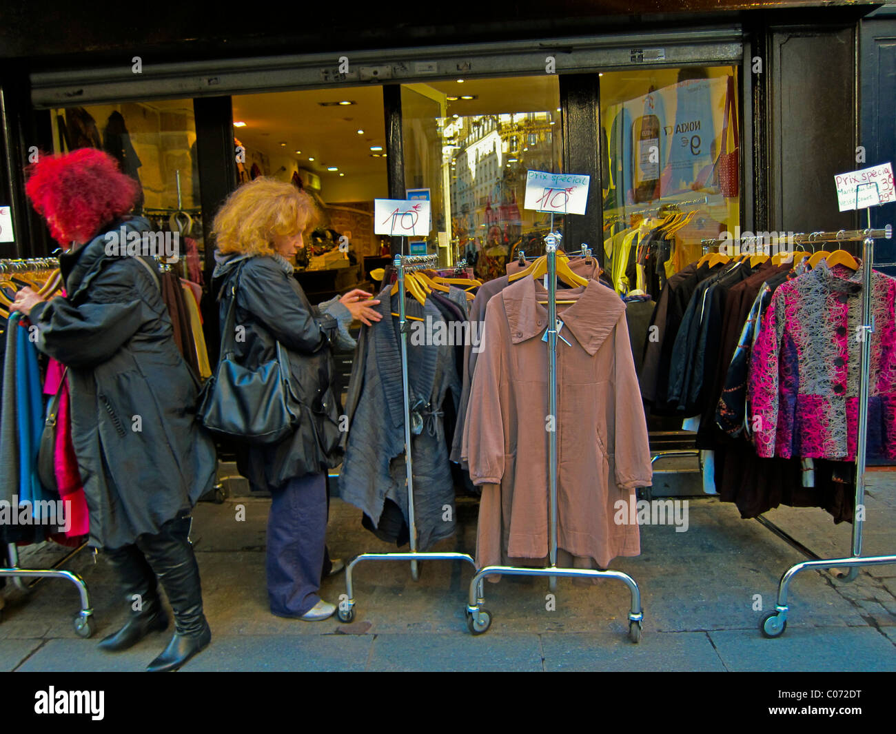 Paris, France, Shopping, magasin de vêtements anciens Vintage français, affichage 'Dorian', quartier des Halles, Front des magasins, rue, les gens magasinent des vêtements vintage Banque D'Images