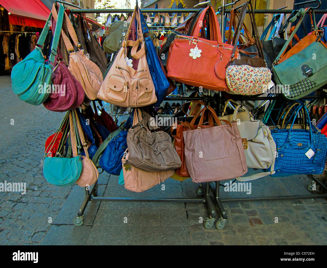 Paris, France, scène de rue, boutique de mode française, l'affichage  'rain-bow' Sacs à main de femmes, Quartier des Halles Photo Stock - Alamy