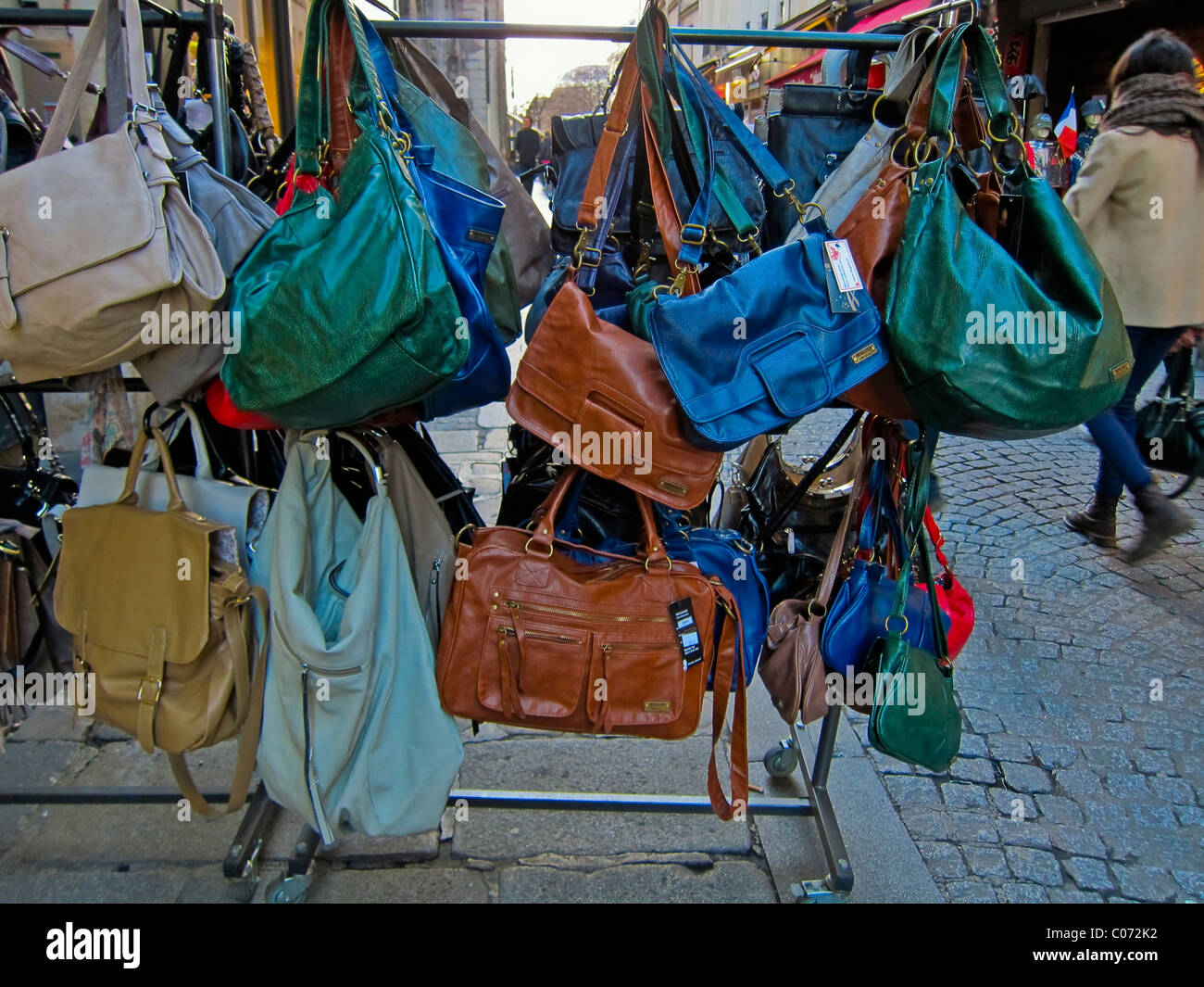Paris, France, magasin de mode français, présentoir de sacs à main «  Rain-Bow » pour femmes, sur la rue Photo Stock - Alamy
