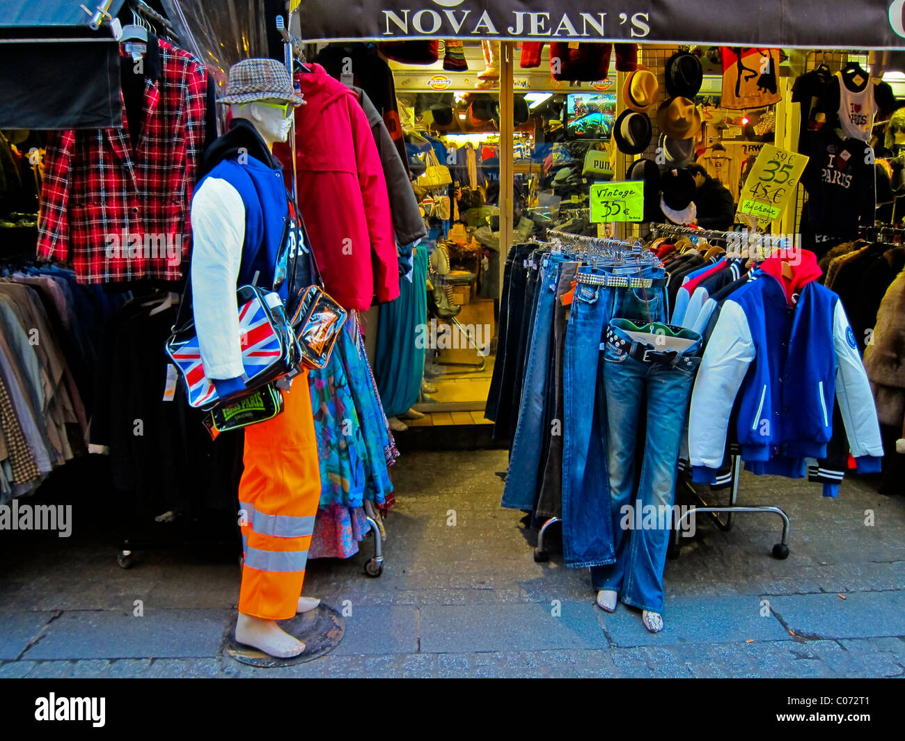 Paris, France, marché français des vêtements vintage france magasin de vêtements anciens, affichage, shopping fast fashion 'Olympa', jeans bleus Banque D'Images