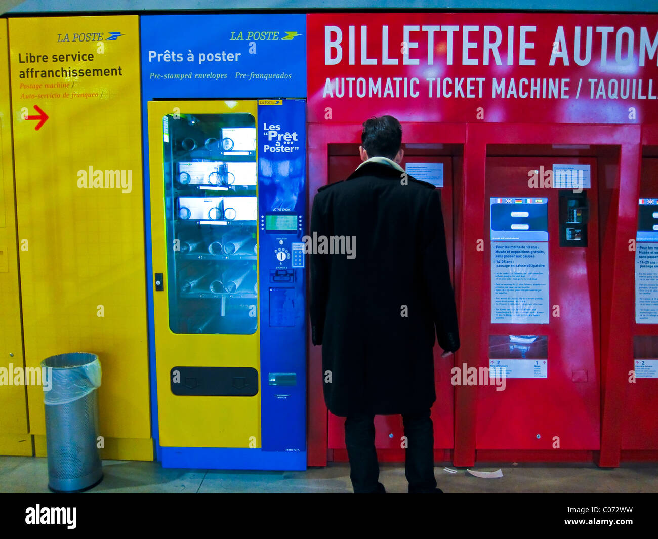 Paris, France, Man Standing, arrière, distributeur automatique français, poste et Billets, Centre Pompidou, Beaubourg, vue panneau français Banque D'Images